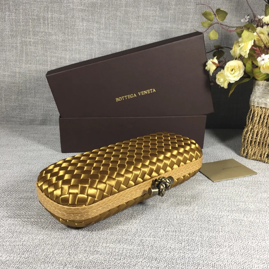 8651 Large Classic Dinner Bag ~~~Snake leather with ribbon ~~~Dense and slippery, not easy to fluff, can hold iPhones of all sizes! Size: 25cm*9.5cm*4cm